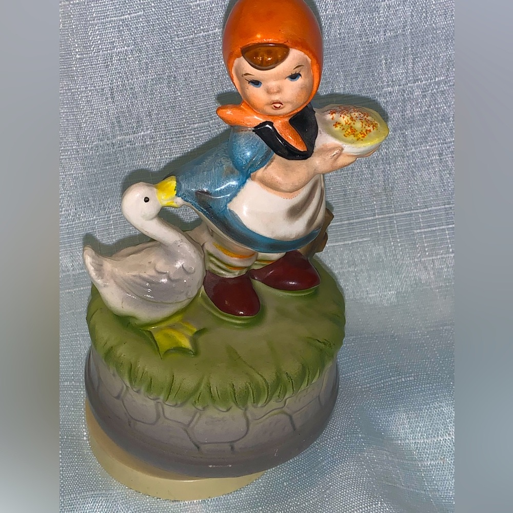 Vintage Music Box Little Girl Goose Nipping Skirt Hummel Like Works Japan Made
